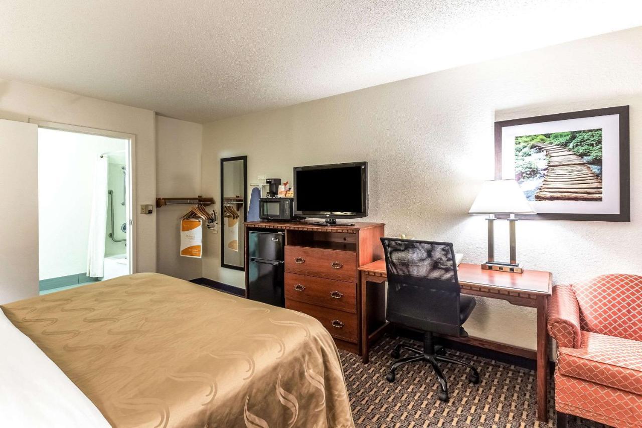 Quality Inn Milwaukee- Брукфилд Экстерьер фото