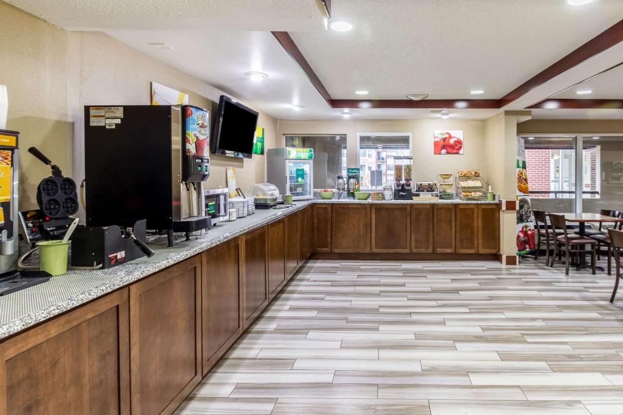 Quality Inn Milwaukee- Брукфилд Экстерьер фото