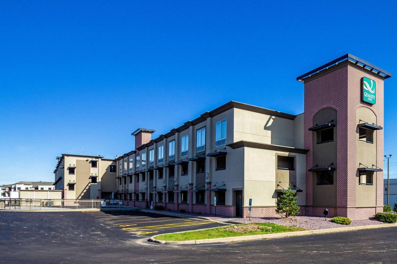 Quality Inn Milwaukee- Брукфилд Экстерьер фото