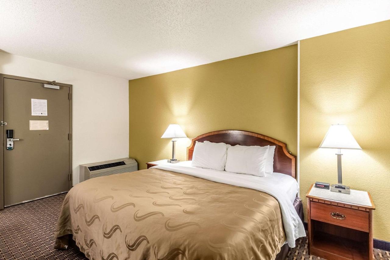 Quality Inn Milwaukee- Брукфилд Экстерьер фото