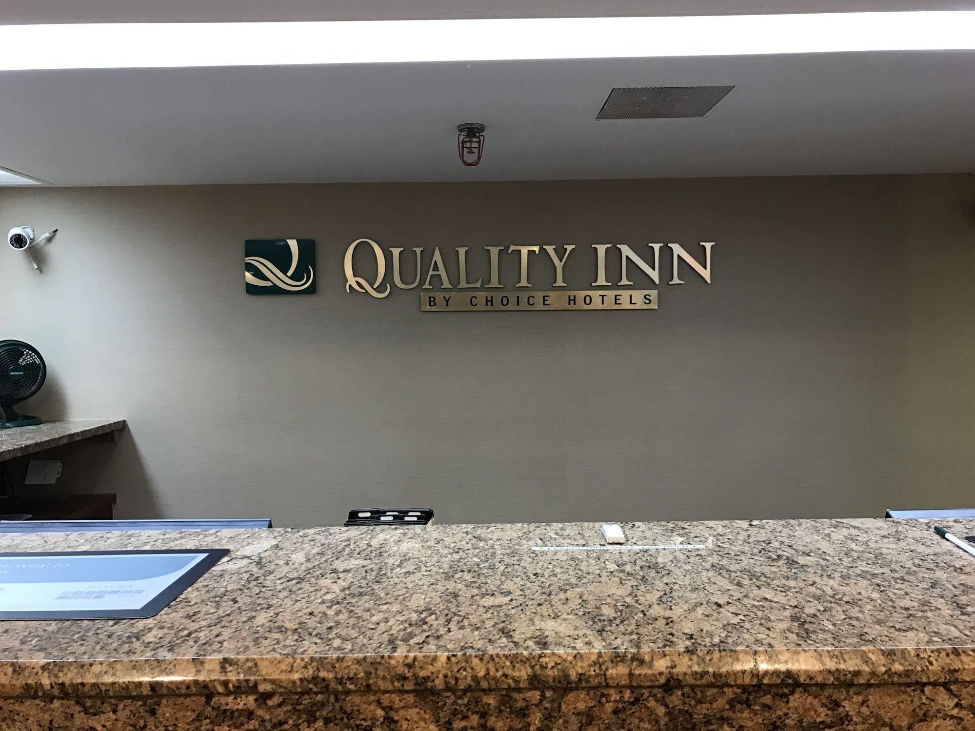 Quality Inn Milwaukee- Брукфилд Экстерьер фото