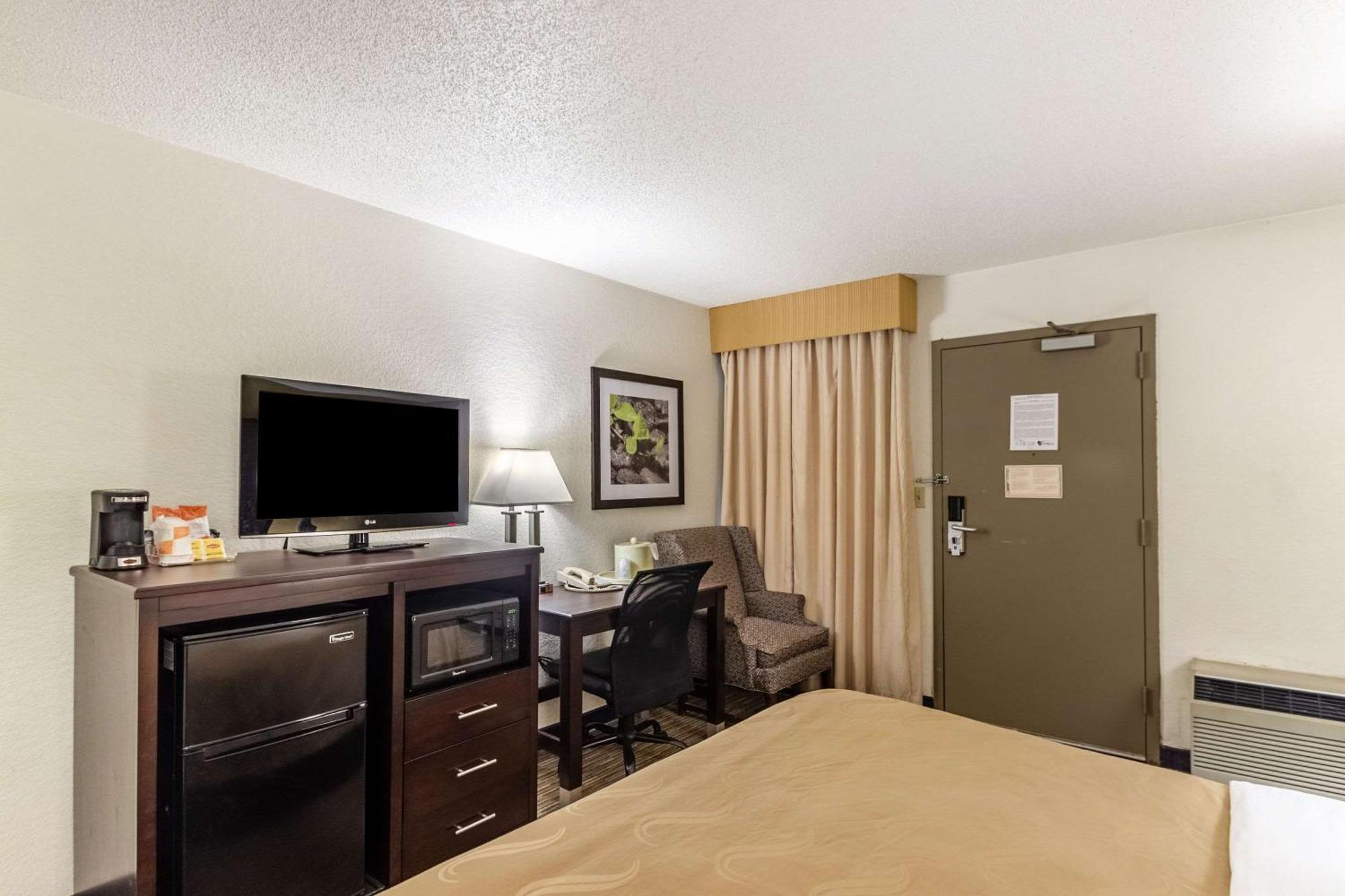 Quality Inn Milwaukee- Брукфилд Экстерьер фото