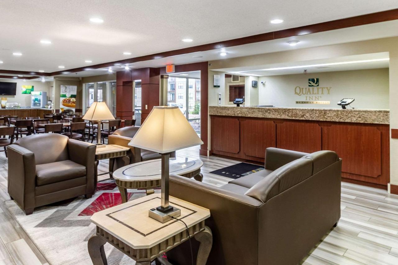 Quality Inn Milwaukee- Брукфилд Экстерьер фото