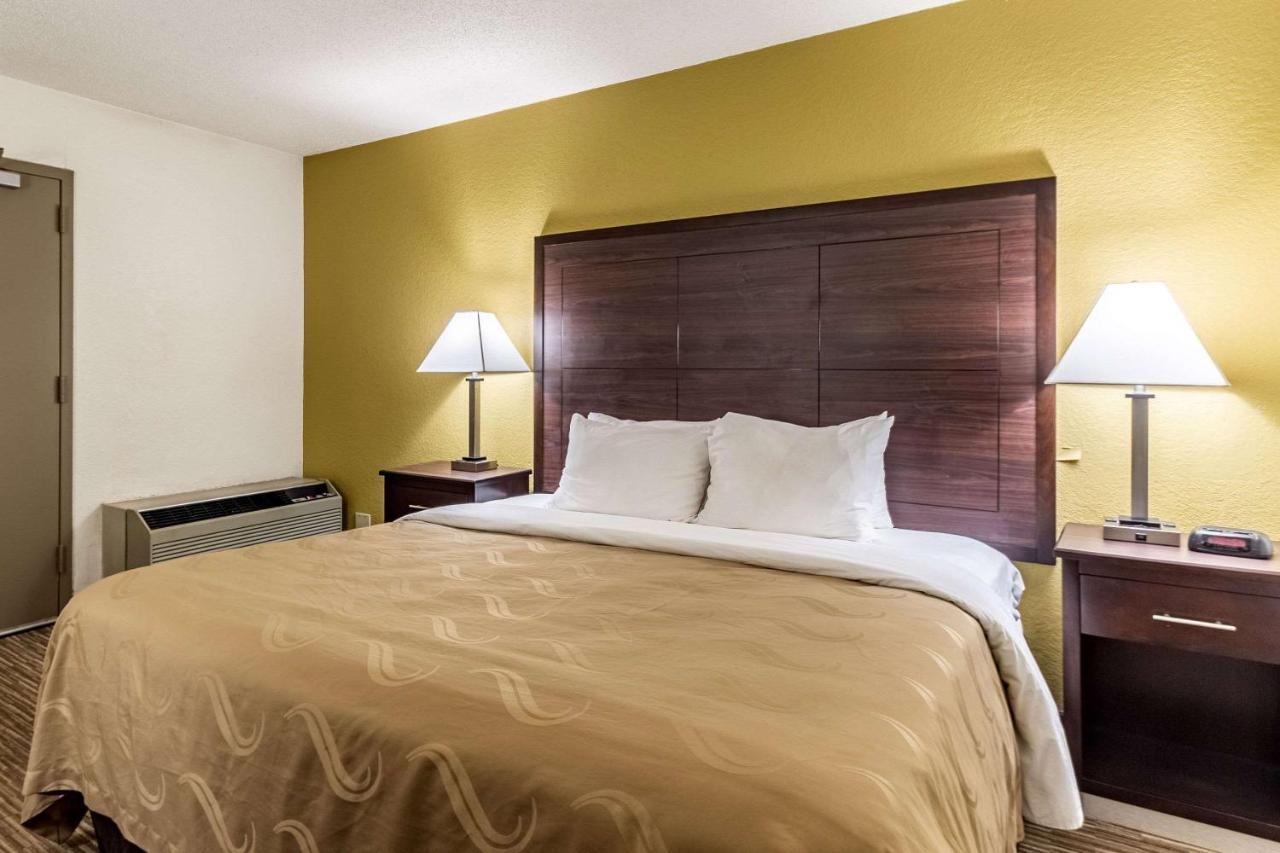 Quality Inn Milwaukee- Брукфилд Экстерьер фото