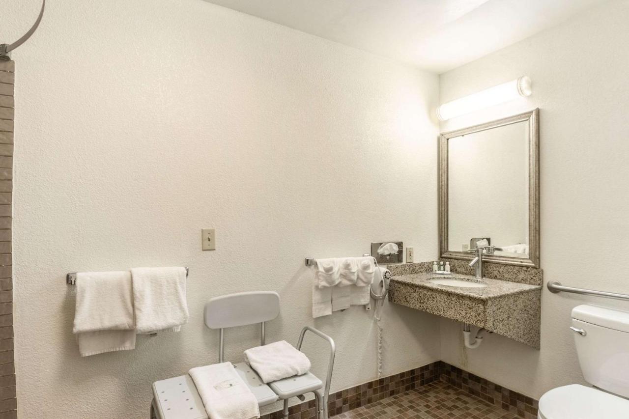 Quality Inn Milwaukee- Брукфилд Экстерьер фото