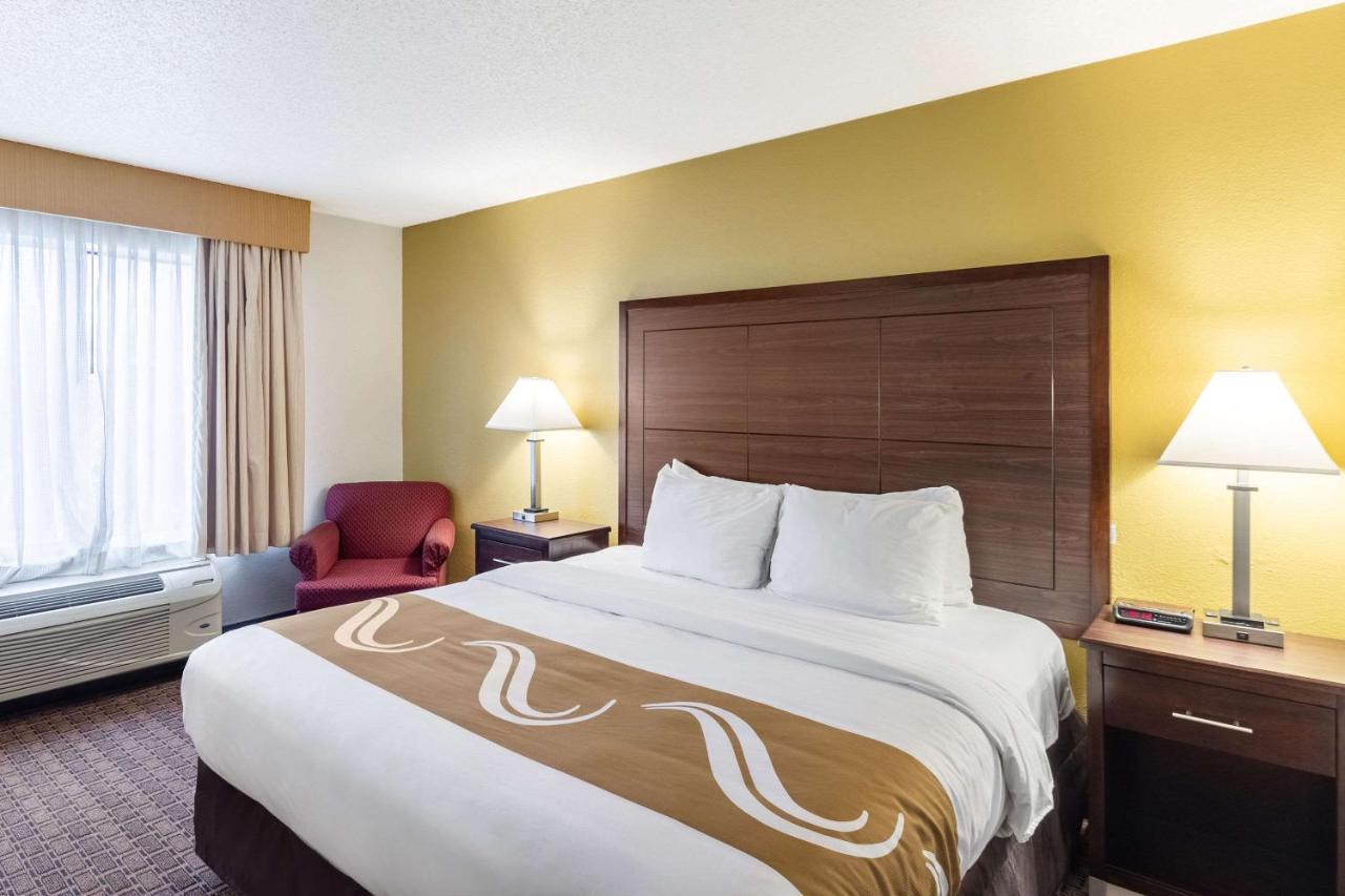 Quality Inn Milwaukee- Брукфилд Экстерьер фото